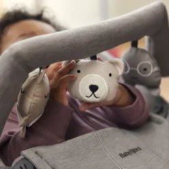 BabyBjörn Speelboog voor Wipstoeltje - Knuffelvriendjes - Neutrale Kleuren